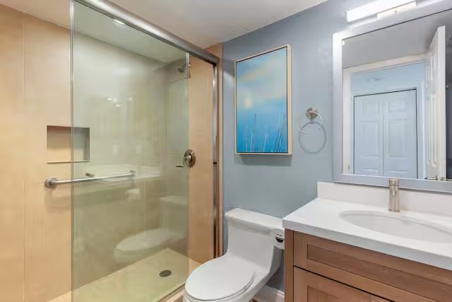 Naples Bay Resort Marina — Bathroom