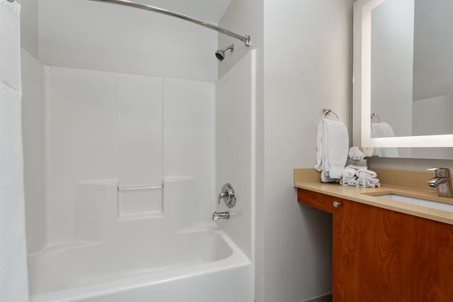 Naples Garden Inn — Bathroom