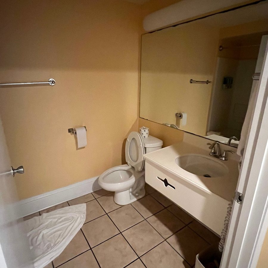 Naples Park Central Hotel — Bathroom