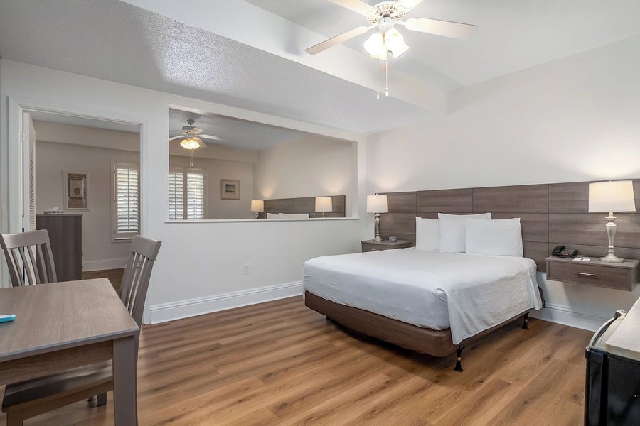 Naples Park Central Hotel — Guest room