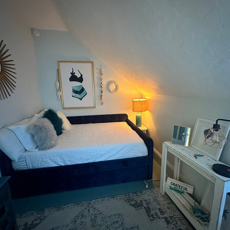 Narragansett House — Guest room