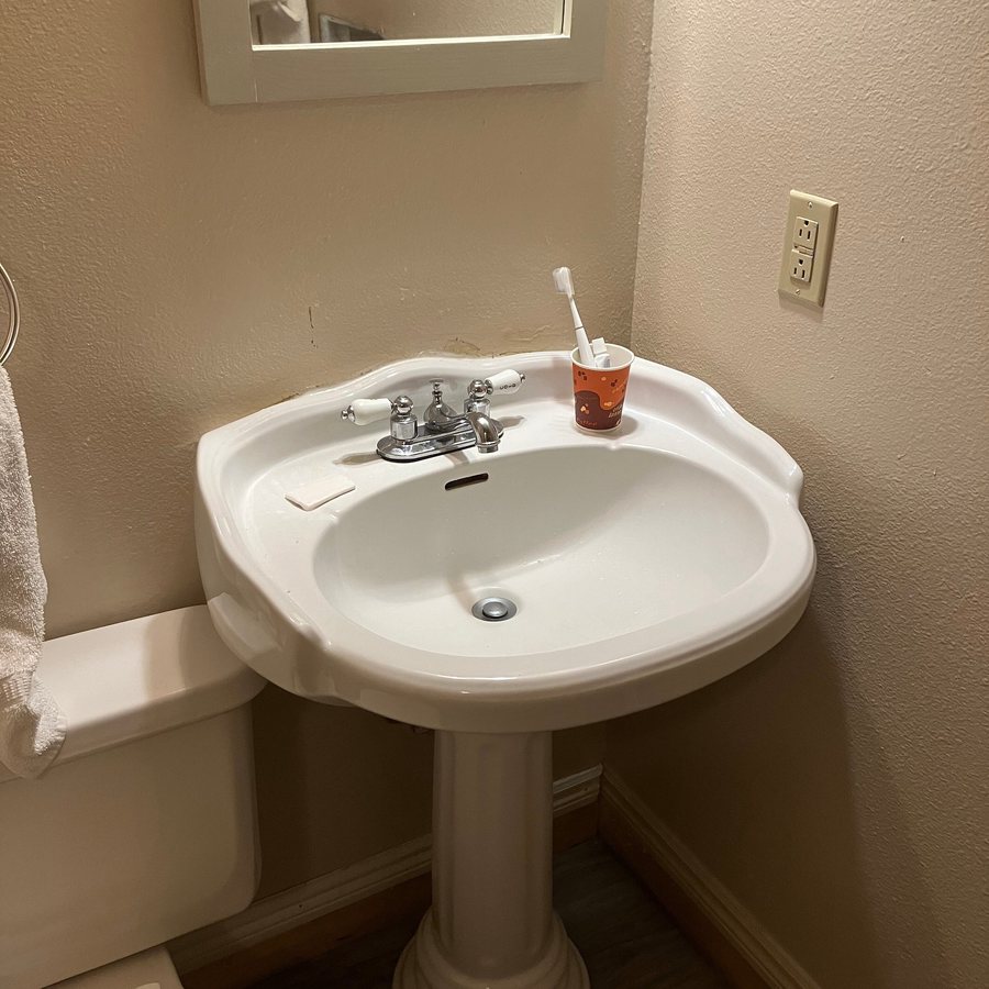 Narrow Gauge Inn — Bathroom