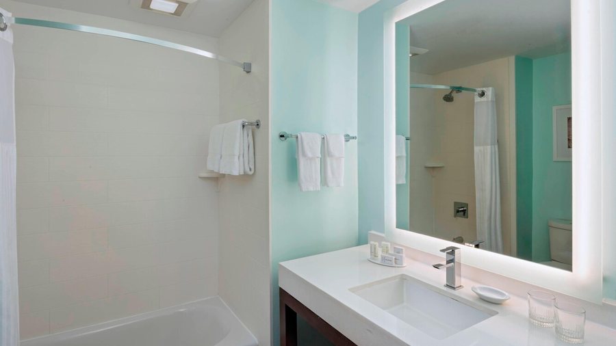 Nassau Suite Hotel — Bathroom
