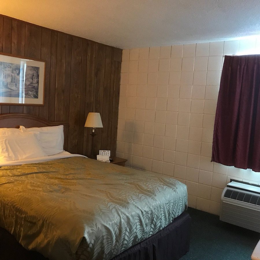 National 9 Inn Casper Showboat Motel — Guest room