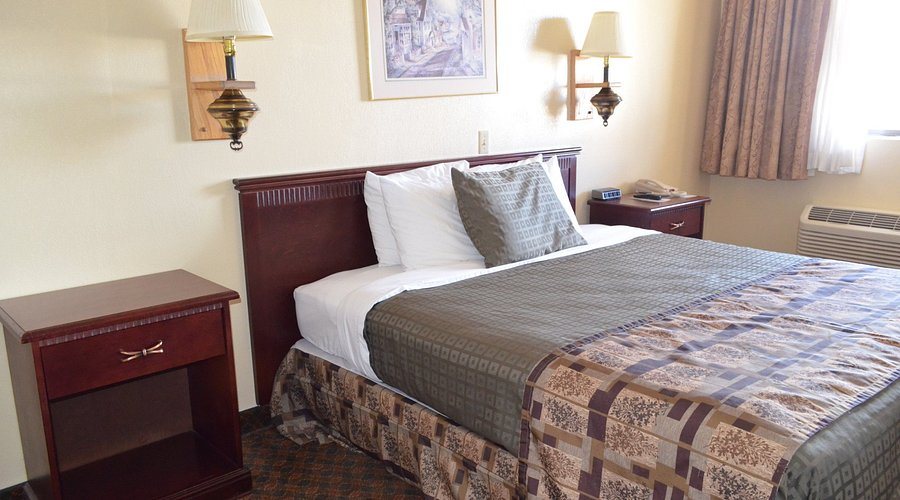 National 9 Inn — Guest room