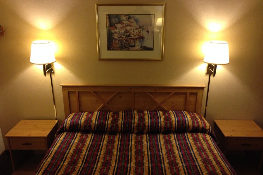 National 9 — Guest room