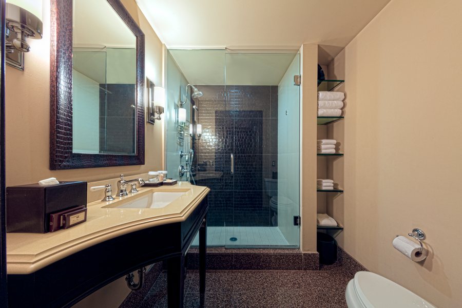 National Hotel — Bathroom