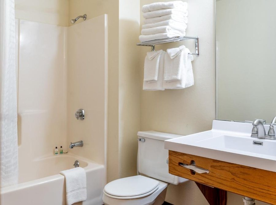 Natura Aloha Beach Resort — Bathroom