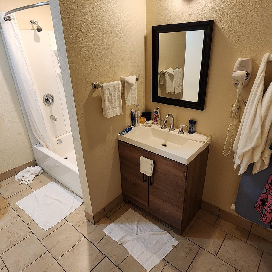 Natura VUE Resort Boathouse — Bathroom