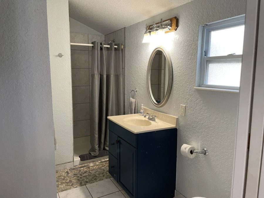 Nature Coast Inn Cottages — Bathroom