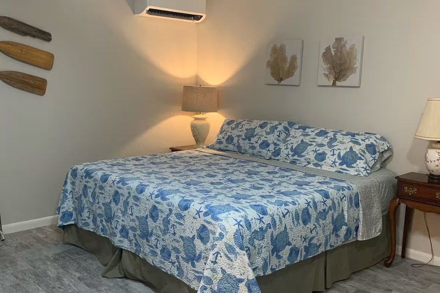 Nature Coast Inn Cottages — Guest room