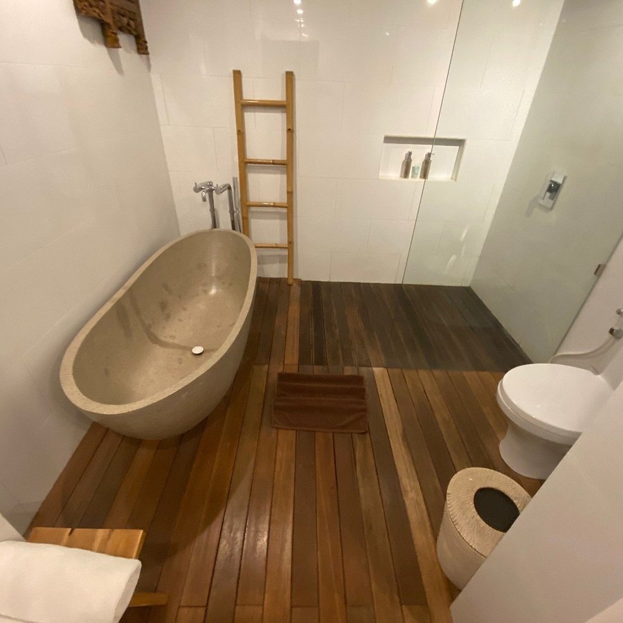 Natya Hotel Tanah Lot — Bathroom