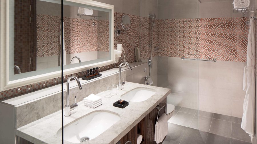 Naumi Hotel Dubai — Bathroom