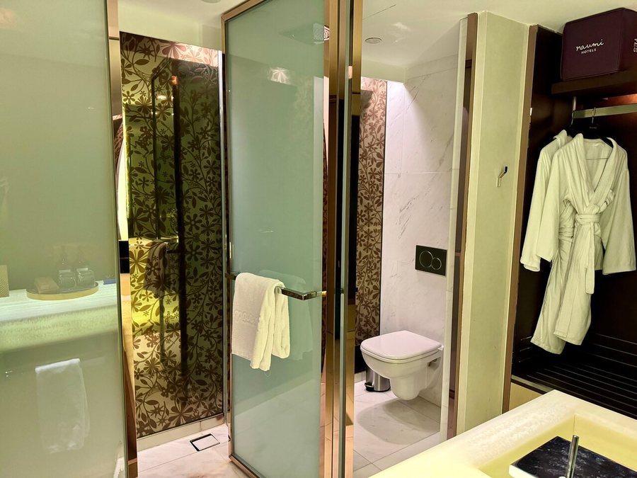 Naumi Hotel Singapore — Bathroom