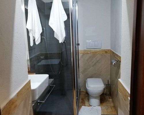 NAVONA GALLERY SUITES — Bathroom