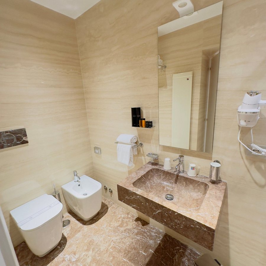 Navona Queen Rooftop — Bathroom