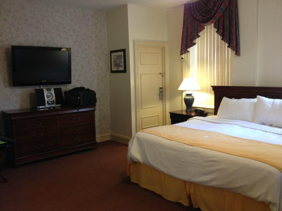 Navy Gateway Inn Pensacola — Guest room
