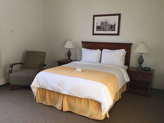Navy Gateway Inn Suites Monterey — Guest room