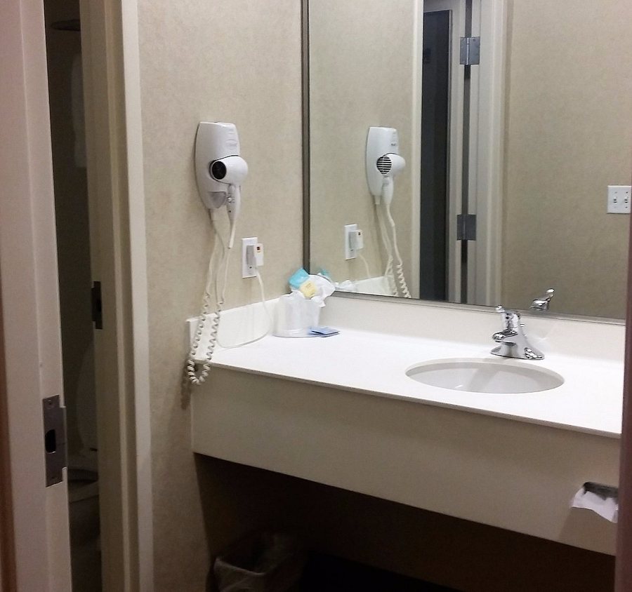 Navy Lodge Fort Worth — Bathroom