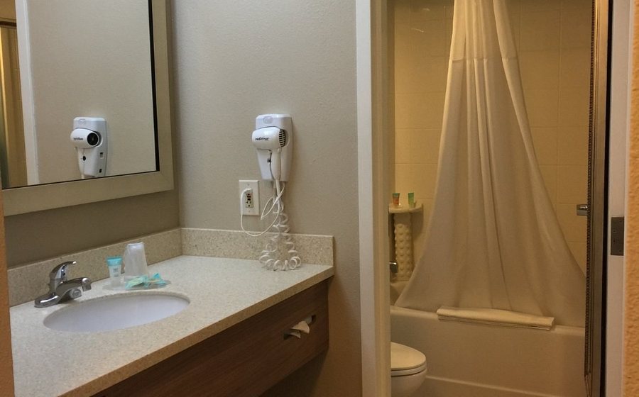 Navy Lodge Monterey — Bathroom