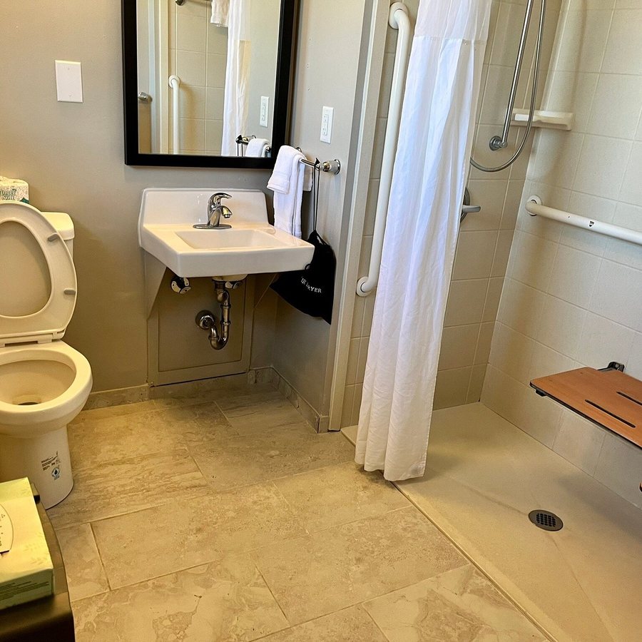 Navy Lodge New London — Bathroom