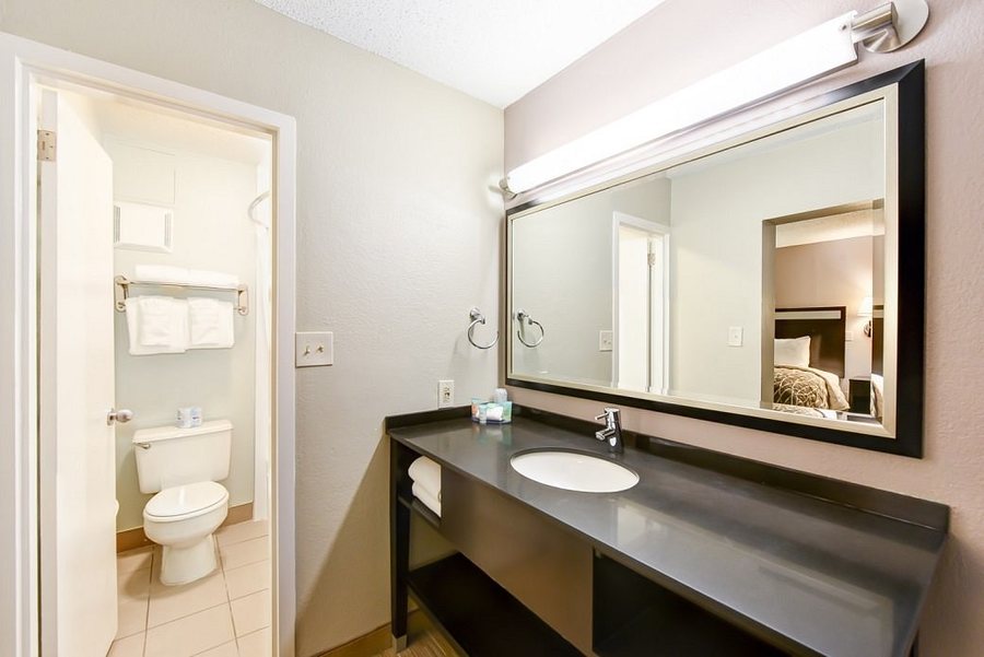 Navy Lodge New York — Bathroom