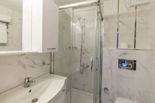 Naz Wooden House Inn Istanbul — Bathroom