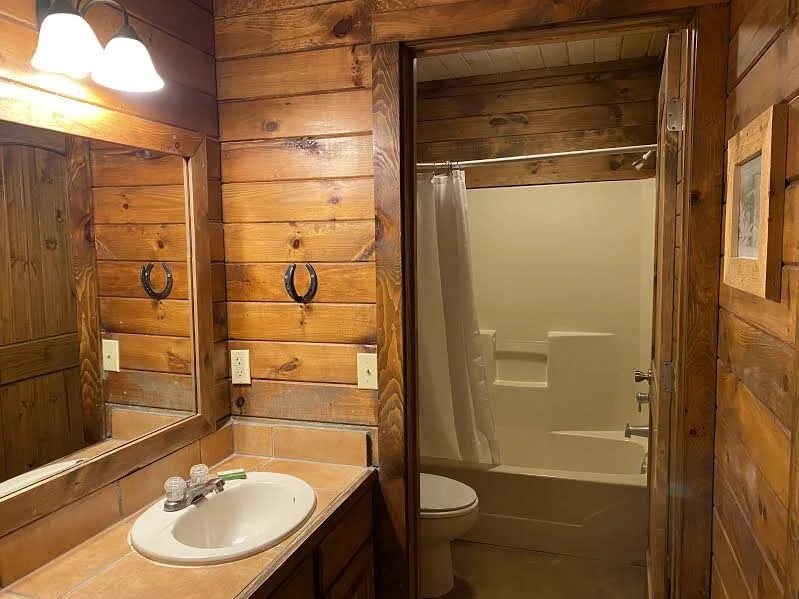 Neal s Lodges — Bathroom