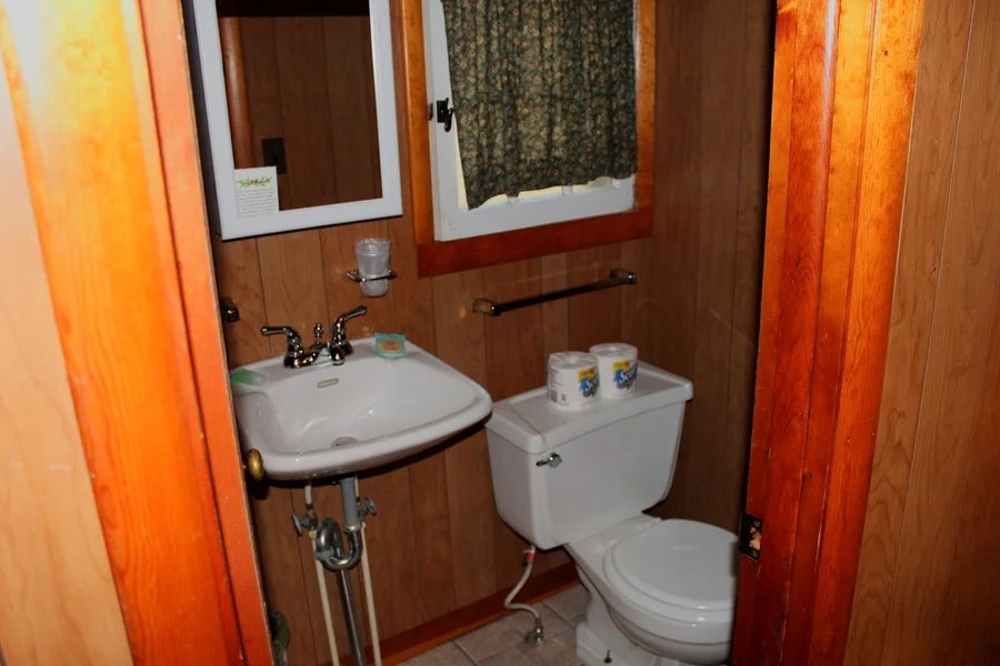 Nelson s Cottages — Bathroom