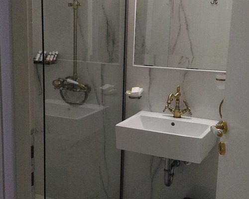 Neratzia Rooms — Bathroom