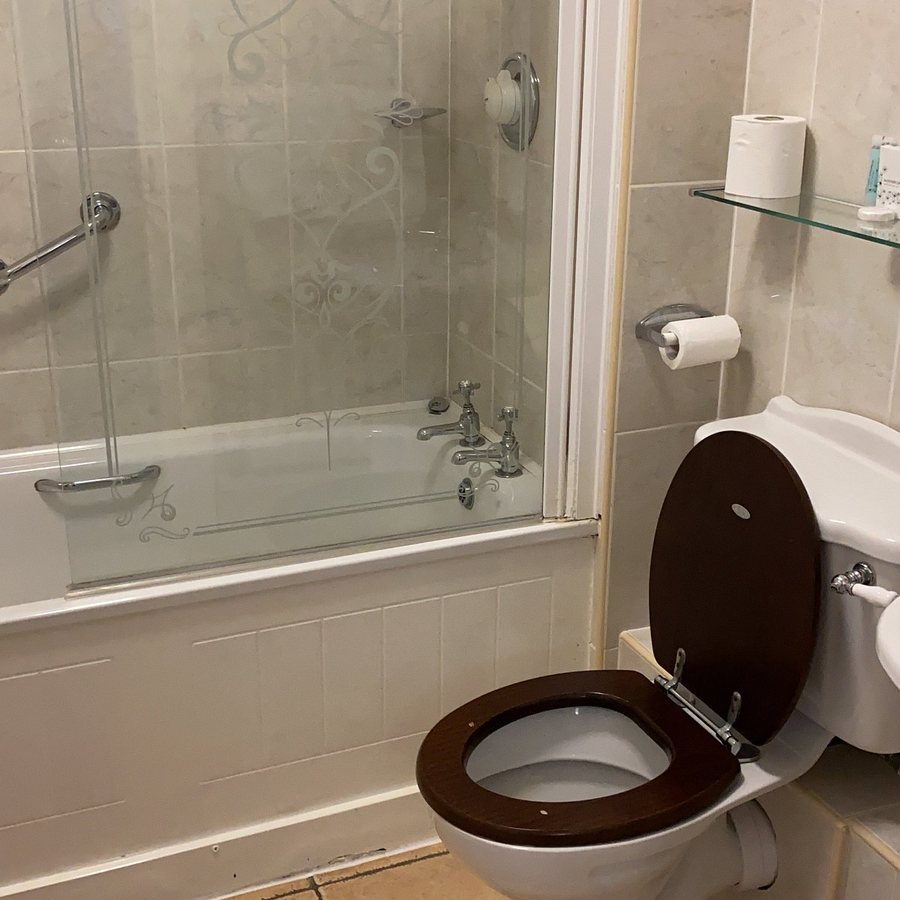 Nesbitt Arms Boutique Hotel — Bathroom
