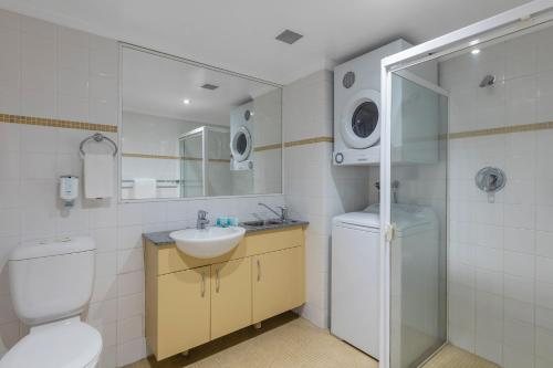 Nesuto Chippendale Sydney Apartment Hotel — Bathroom