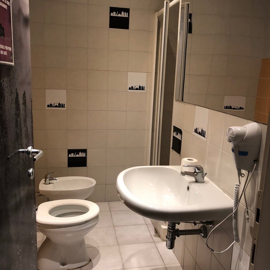 New Generation Hostel Milan Center Navigli — Bathroom