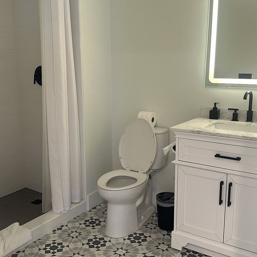 New Haven Inn — Bathroom