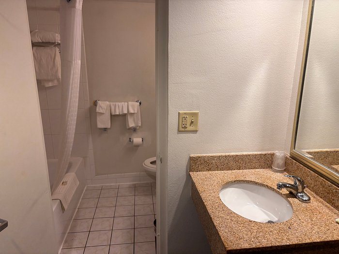 New Haven Village Suites — Bathroom
