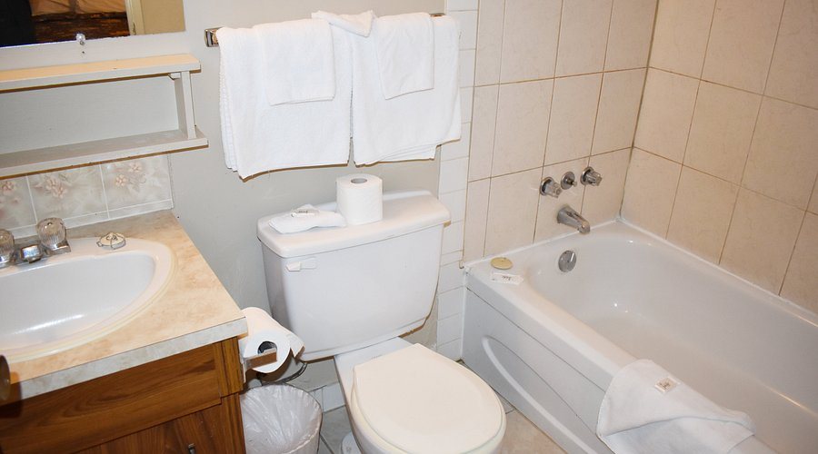 New Hope Inn Suites — Bathroom