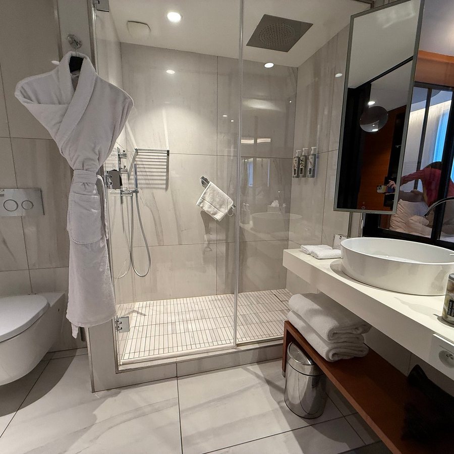 New Hotel Republique — Bathroom