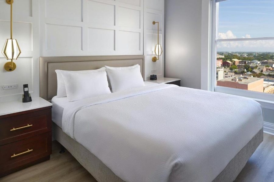 New Orleans Courtyard By The French Quarter — Guest room