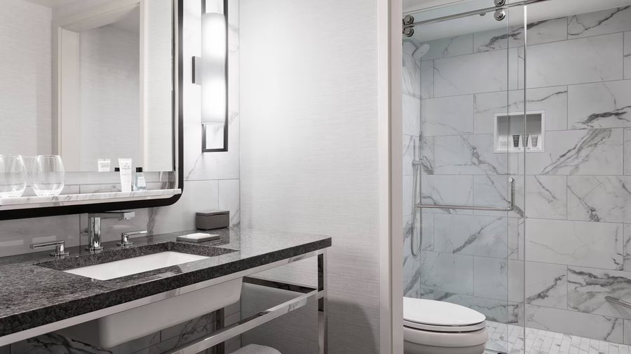 New Orleans Marriott — Bathroom
