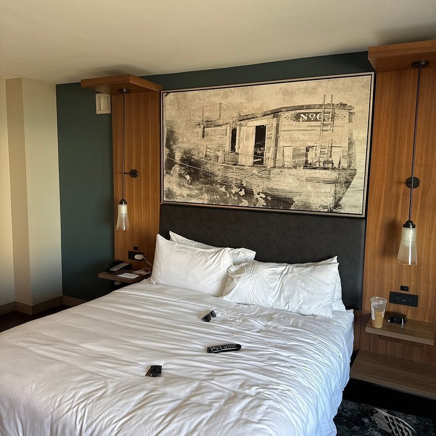 New Orleans Marriott Warehouse Arts District — Guest room