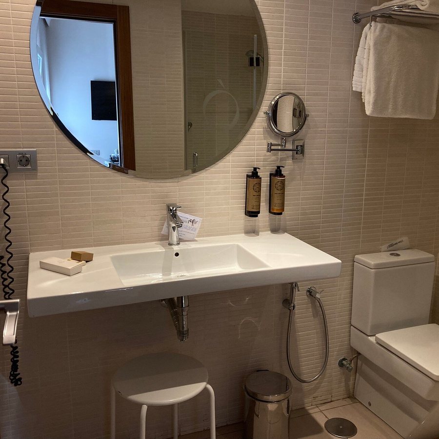 New Point Madrid Opera — Bathroom