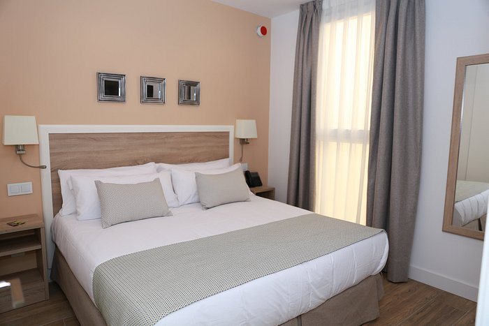 New Point Madrid Opera — Guest room