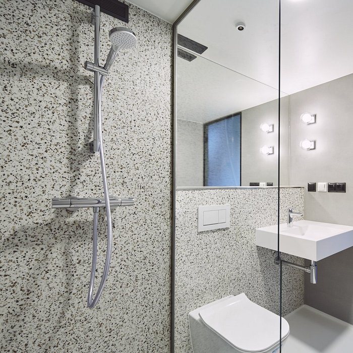 New Port Hotel — Bathroom