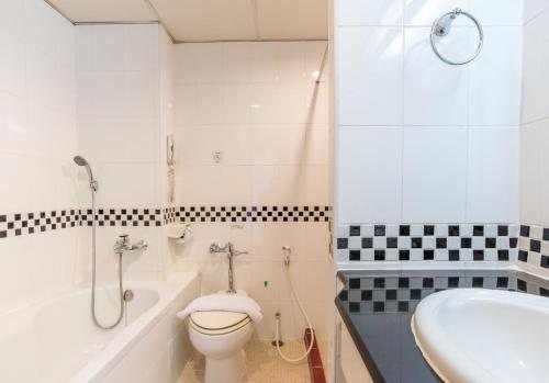 New Siam Riverside Guest House — Bathroom