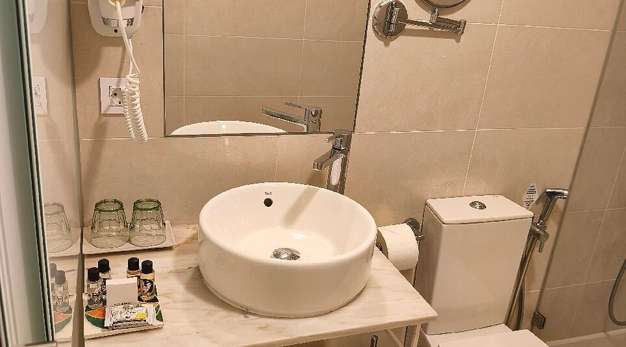 New Style Lisbon Hotel — Bathroom