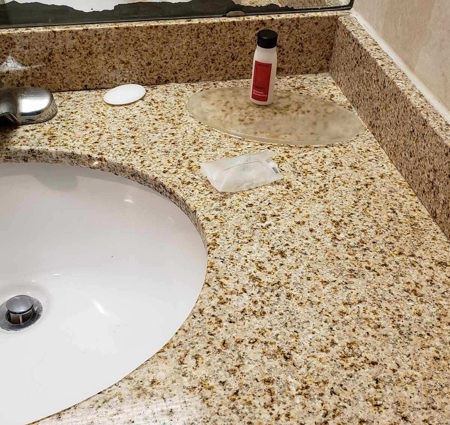 New Victorian Inn Suites — Bathroom