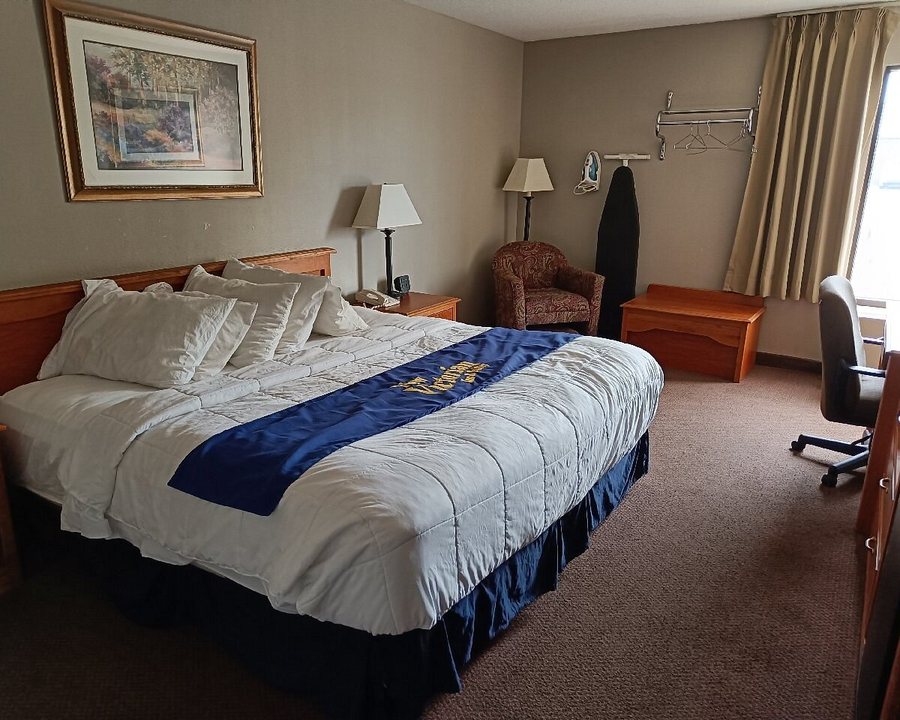 New Victorian Inn Suites — Guest room