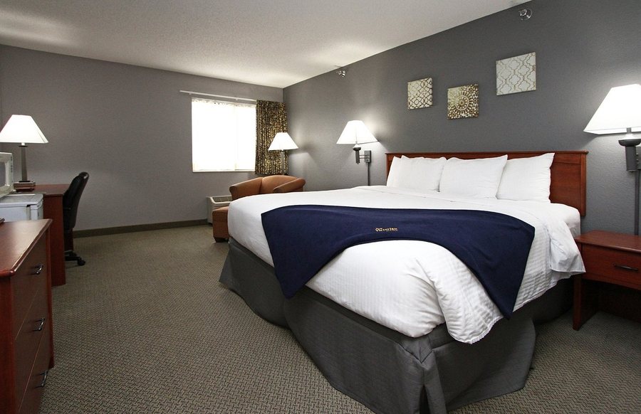 New Victorian Inn Suites Sioux City — Guest room