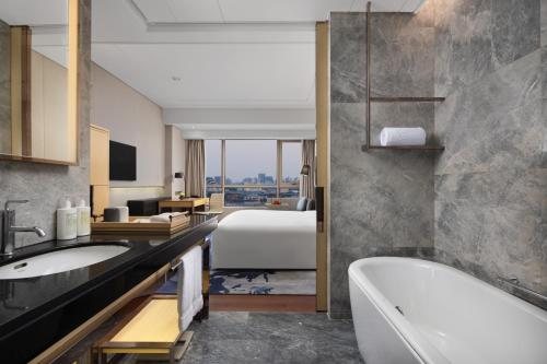New World Beijing Hotel Beijing — Bathroom