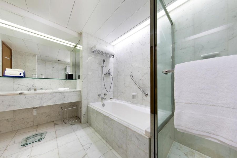 New World Millennium Hong Kong Hotel — Bathroom